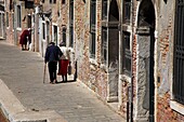 Alte Gebäude und Menschen; Venedig, Italien