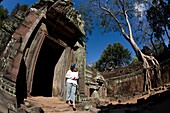 Tourist außerhalb des Tempels in der antiken Stadt Angkor; Angkor Wat, Siem Reap, Kambodscha