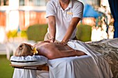 Frau, die eine Massage im Spa Resort erhält; Fairmont Kea Lani, Outdoor Gazebo Spa, Wailea, Maui, Hawaii, USA