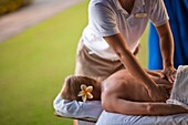 Frau erhält Massage im Spa Resort; Fairmont Kea Lani, Outdoor Gazebo Spa, Wailea, Maui, Hawaii, USA