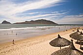 Hoher Blickwinkel auf Sandstrand mit Urlaubern; Mazatlan, Bundesstaat Sinaloa, Mexiko