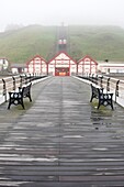 Neblige Ansicht des viktorianischen Piers; Redcar, North Yorkshire, England, Vereinigtes Königreich