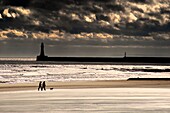 Landschaftlicher Blick auf Sandstrand mit Leuchtturm und Groyne; Sunderland, Tyne And Wear, England, Vereinigtes Königreich