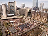 Hoher Blickwinkel auf den Nathan Phillips Square; Toronto, Ontario, Kanada