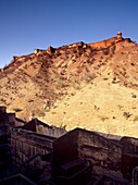 Blick über das Amber Fort zum Jaigarh Fort; Jaipur, Rajasthan, Indien