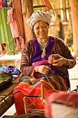 Lahu Shi Balah Stammesfrau beim Weben; Chiang Mai, Thailand