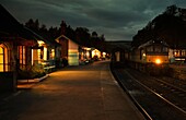 Bahnhof Grosmont in der Abenddämmerung; North Yorkshire, England, Vereinigtes Königreich