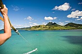 Abgeschnittene Ansicht einer Person beim Parasailing mit Blick auf den Löwenberg; Mauritius