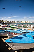 Olas Altas Boulevard Strand und Fischboote; Mazatlan, Sinaloa, Mexiko