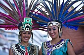 Zwei junge Frauen in aztekischer Kleidung, die einen Federkopfschmuck mit Fasanenfedern tragen, Kreuzfahrtterminal; Mazatlan, Sinaloa, Mexiko