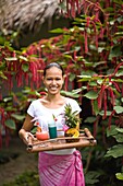 Junge Frau hält Tablett mit Cocktails, Porträt; Dumaguete, Orientalische Negros-Insel, Philippinen
