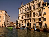 Vor Gebäuden vertäute Boote; Canal Grande. Venedig, Italien