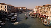 Ansicht des Kanals, hoher Winkel; Venedig, Italien