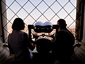 Touristen mit Blick auf die Aussicht; Venedig, Italien