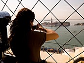 Touristen mit Blick auf die Aussicht, im Hintergrund die Kirche San Giorgio Maggiore; Venedig, Italien