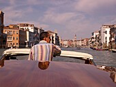 Mann im Motorboot stehend; Venedig, Italien