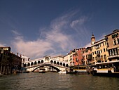 Vorderansicht der Rialtobrücke; Canal Grande, Venedig, Italien
