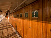 Schwimmwestenschränke auf dem Schiffsdeck; Venedig, Italien