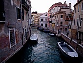Ansicht eines Kanals mit Booten; Venedig, Italien