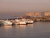 Im Hafen vertäute Schiffe, Blick aus hohem Winkel; Neapel, Italien