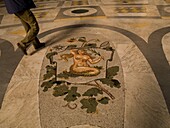 Detail eines Bodenmosaiks, das eine Jungfrau mit einem Baumzweig darstellt; Neapel, Italien