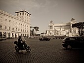 Autos und Motorräder auf dem Stadtplatz; Rom, Italien