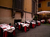 Außenrestaurant in einem gemütlichen Innenhof; Rom, Italien