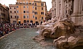 Menschenmenge vor einem Springbrunnen; Rom, Italien