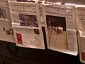 An einer Schnur hängende Zeitungen auf dem Petersplatz; Rom, Italien