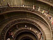 Menschen auf einer Tribüne im Vatikanischen Museum; Vatikan, Rom, Italien