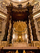 Der Altar mit Berninis Baldacchino in der Petersbasilika; Vatikan, Rom, Italien