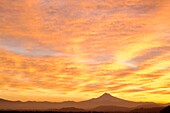 Sonnenaufgang Himmel über Mt. Hood; Portland, Oregon, Usa