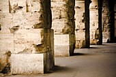 Tragende Mauern des Kolosseums; Rom, Italien