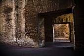 Türöffnung in einer dicken Wand; Rom, Italien