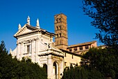 Altes Gebäude mit Kirche im Hintergrund; Rom, Italien