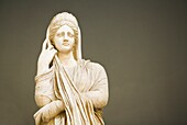 Skulptur einer Frau; Rom, Italien