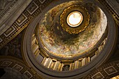 Kuppel im Petersdom, Blick aus niedriger Höhe; Vatikanstadt, Rom, Italien
