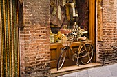 Fahrrad vor einem Delikatessengeschäft; Siena, Toskana, Italien