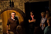 Führer und Touristen im Weinkeller; Castello Di Verrazzano, Greti, Italien