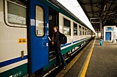 Frau steigt in Zug ein; Verona, Italien