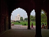 Innenhof mit Taj Mahal in der Ferne; Agra, Indien