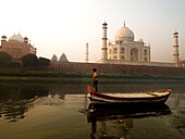 Person in einem Boot vor dem Taj Mahal; Agra, Indien