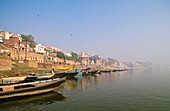 Boote und Stadtbild von Varanasi; Indien