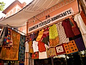 Kleidungsauslage auf dem Markt; Jaipur, Indien