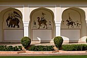Außenansicht eines Gebäudes mit Tiermalereien; Jaipur, Indien