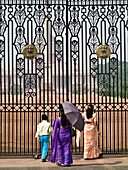 Menschen vor dem Präsidentenpalast Rashtrapati Bhavan; Delhi, Indien