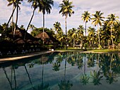 Bungalows und Schwimmbad; Marari Beach, Alleppey, Kerala, Indien