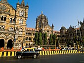 Taxis fahren auf der Straße; Mumbai, Indien