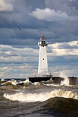 Sodus Outer Leuchtturm am stürmischen Ontariosee; Sodus Point, New York, USA