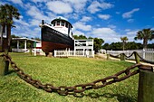 Schlepper F.D. Russell am Ponce Inlet Leuchtturm; Daytona Beach, Florida, USA